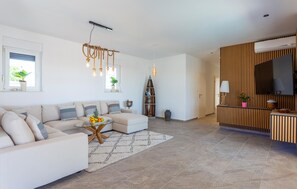 Smart TV, table football