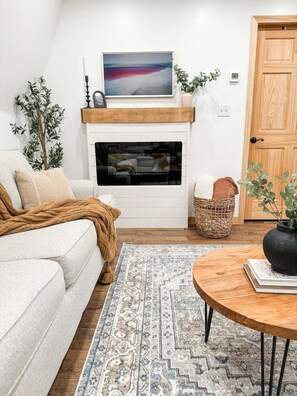 Smart-tv, een open haard en een muziekbibliotheek