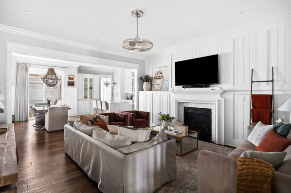 TV connectée, cheminée, jeux vidéo, chaîne hi-fi