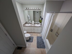 Hair dryer, towels, soap, toilet paper - King size* ECU* Dining* Convenient Location* (Winterville)