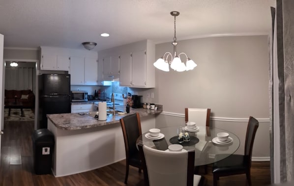 Dining - King size* ECU* Dining* Convenient Location* (Winterville)