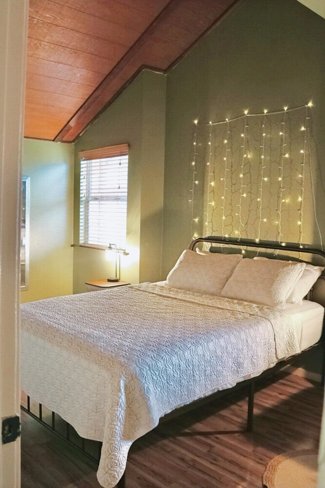 Cozy Cabin with large deck & amazing view near Lake Gregory, 420 & pet