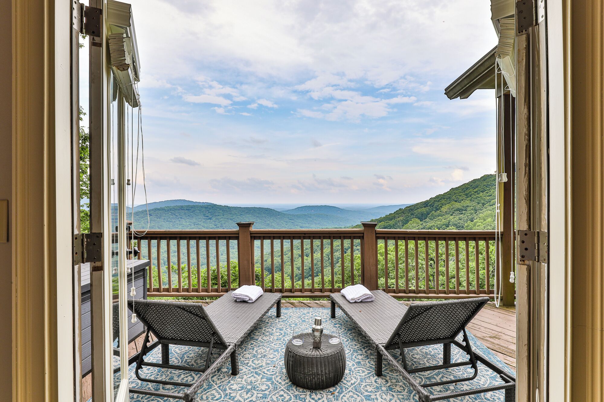 NEW Endless Sky | Rare Upscale Lodge, w/ Stunning Sunrise Views, Game Room, Sauna and Hot Tub!