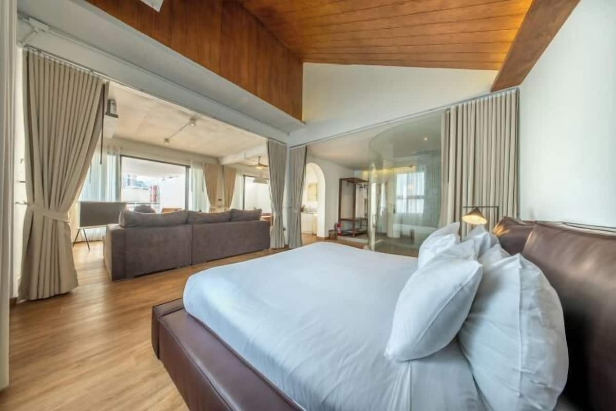 Premium bedding, desk, free WiFi, bed sheets