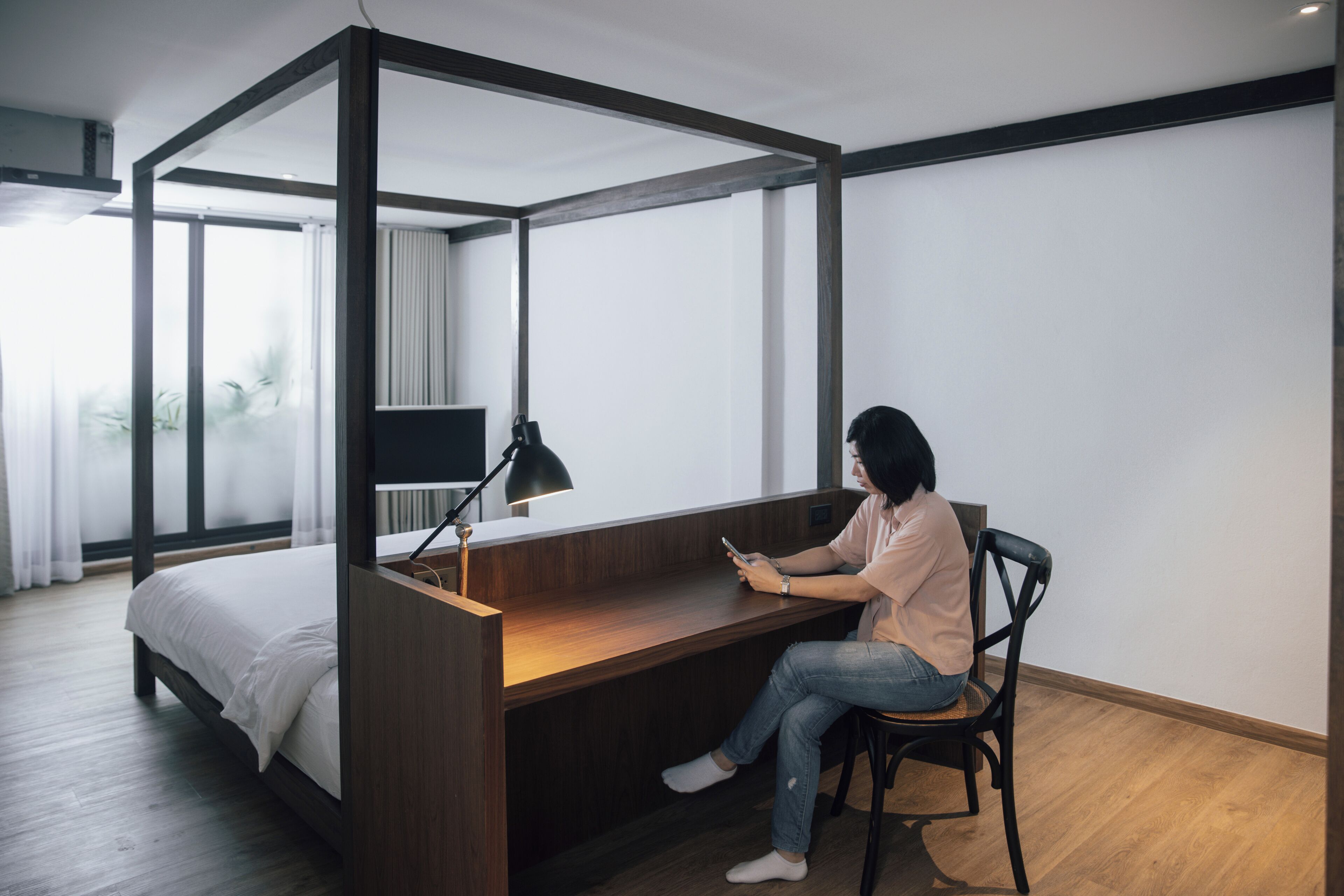 Una habitación con cama, escritorio y silla.