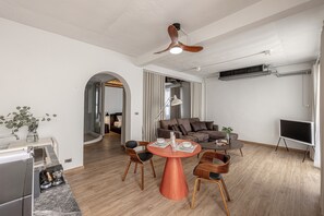 One Bedroom Apartment with Outdoor bathtub (5th fl) | 高級寢具、書桌、免費無線上網、床單