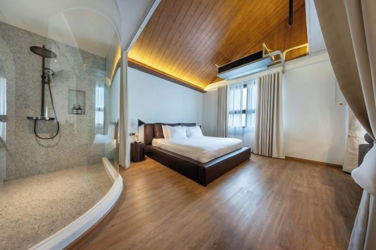 Premium bedding, desk, WiFi (free), bed sheets
