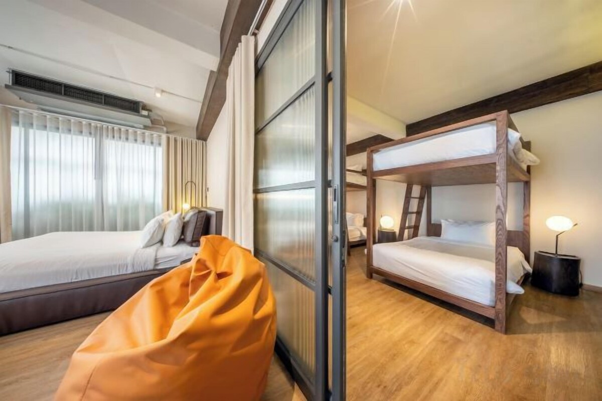 Premium bedding, desk, WiFi (free), bed sheets