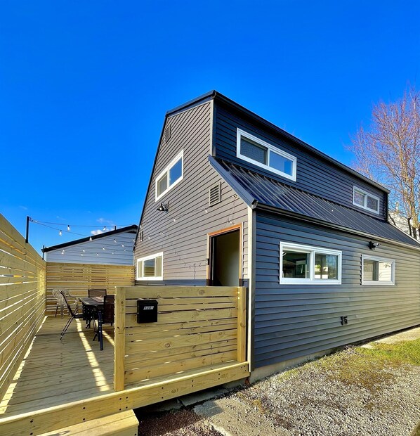 Exterior - Carriage house! Close to hospital, firepit, outdoor dining (lima)