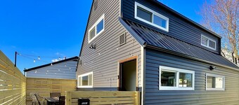 Carriage house! Close to hospital, firepit, outdoor dining