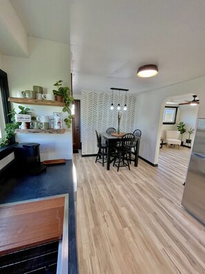 Dining - Carriage house! Close to hospital, firepit, outdoor dining (lima)