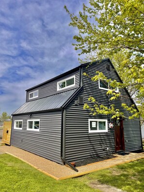 Exterior - Carriage house! Close to hospital, firepit, outdoor dining (lima)