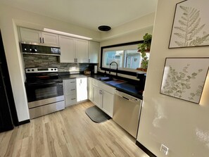 Fridge, microwave, oven, stovetop - Carriage house! Close to hospital, firepit, outdoor dining (lima)