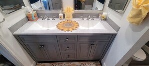 Dusche, Whirlpool, Haartrockner, Handtücher