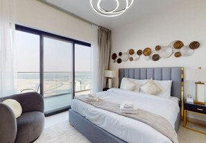 3 bedrooms, soundproofing, free WiFi, bed sheets - Luxury 3BR Designer Retreat with Parking (Dubai)