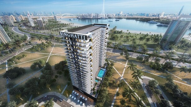 Un hotel de gran altura con piscina en la azotea, rodeado de palmeras y vistas a un paisaje urbano costero.