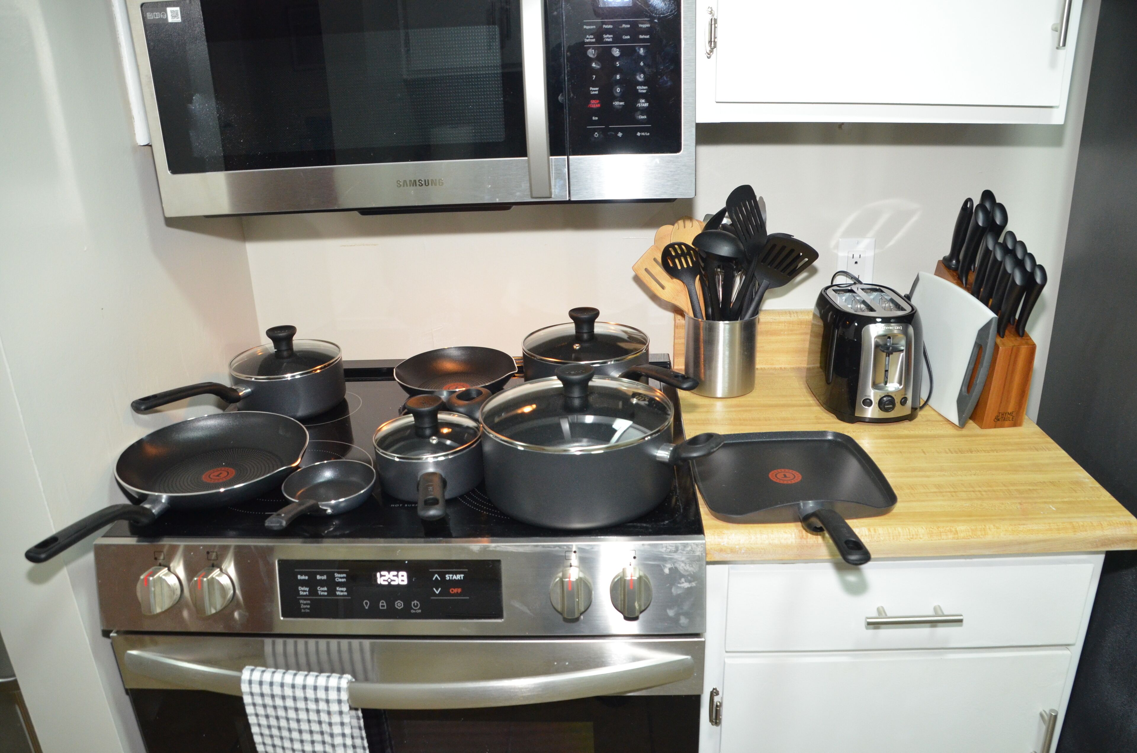 Kühlschrank, Mikrowelle, Ofen, Herdplatte