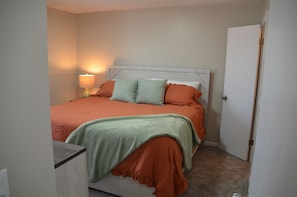 2 bedrooms, desk, iron/ironing board, WiFi