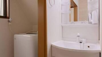 Basic House | Bathroom
