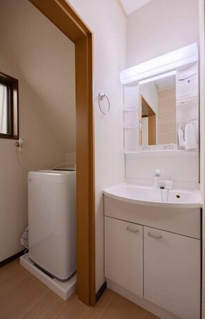 Basic-hus | Badeværelse | Hårtørrer, Sæbe, Shampoo