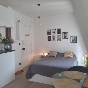 1 habitación, tabla de planchar con plancha, wifi gratis y ropa de cama 