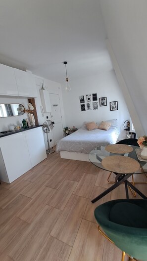 1 habitación, tabla de planchar con plancha, wifi gratis y ropa de cama 
