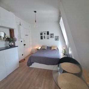 1 habitación, tabla de planchar con plancha, wifi gratis y ropa de cama 