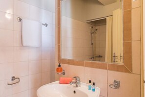 تجهيزات دش، مجففات شعر، مناشف، صابون