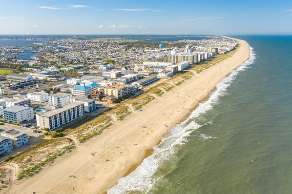 Beach nearby - Exquisite Ocean View Condo with Pool (Ocean City)