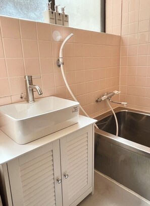 Basic House | Bathroom