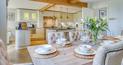 Family friendly home in Cotswolds market town  - Maple House