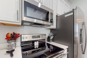 Fridge, microwave, oven, stovetop - Juliet Haven (Pensacola)