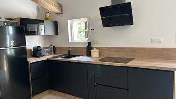 Réfrigérateur, micro-ondes, plaque de cuisson, lave-vaisselle