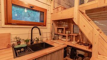 Fridge, oven, stovetop, coffee/tea maker