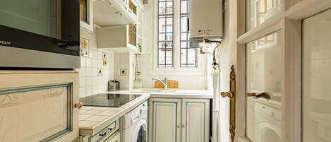 雪櫃、微波爐、焗爐、爐具