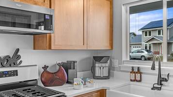 Geladeira, fogão, cooktop, cafeteira/chaleira