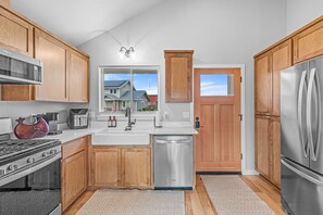 Fridge, oven, stovetop, coffee/tea maker