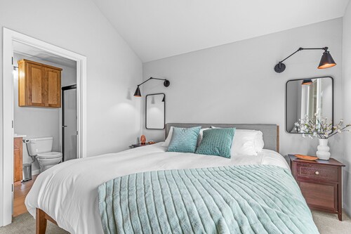 Talent Cottage- 2 King beds, 2 bath with garage!