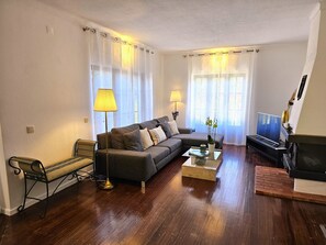 Una televisión, una chimenea, una mesa de tenis de mesa