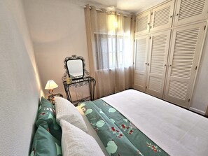 5 Schlafzimmer, Schreibtisch, Bügeleisen/Bügelbrett, Reisekinderbett