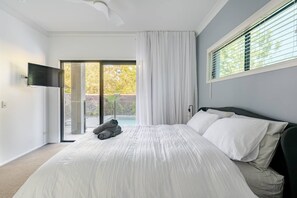 4 bedrooms, desk, iron/ironing board, travel crib