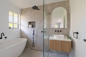 Dusche, Haartrockner, Handtücher, Seife