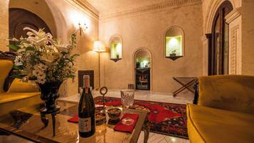 Suite Premium, 1 Tempat Tidur Double (Cave, Hammam) | Area keluarga | Smart TV 50-inci dengan saluran TV satelit