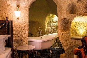 Egyptian cotton sheets, premium bedding, down comforters - Signature Cave Cappadocia, Trademark Collection by Wyndham (Ürgüp)