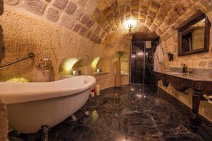 Separate tub and shower, designer toiletries, hair dryer, bathrobes - Signature Cave Cappadocia, Trademark Collection by Wyndham (Ürgüp)