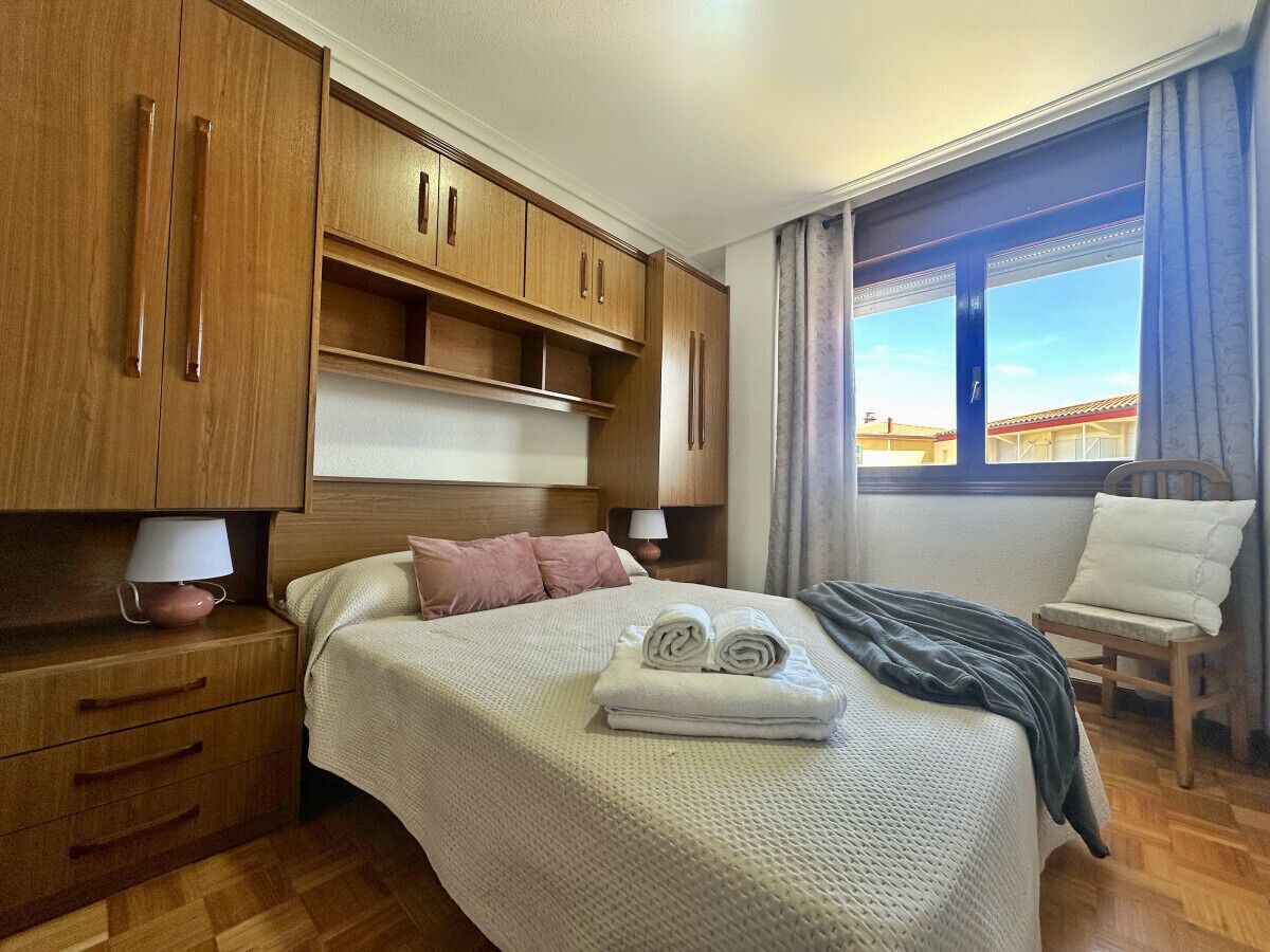 2 dormitorios, tabla de planchar con plancha, ropa de cama