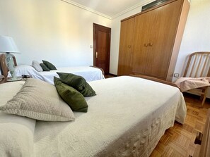 2 slaapkamers, een strijkplank/strijkijzer, beddengoed