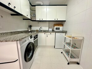 Micro-ondes, cafetière/bouilloire, grille-pain