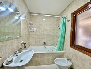 Ein Badezimmer mit Waschbecken, Bidet und Badewanne.