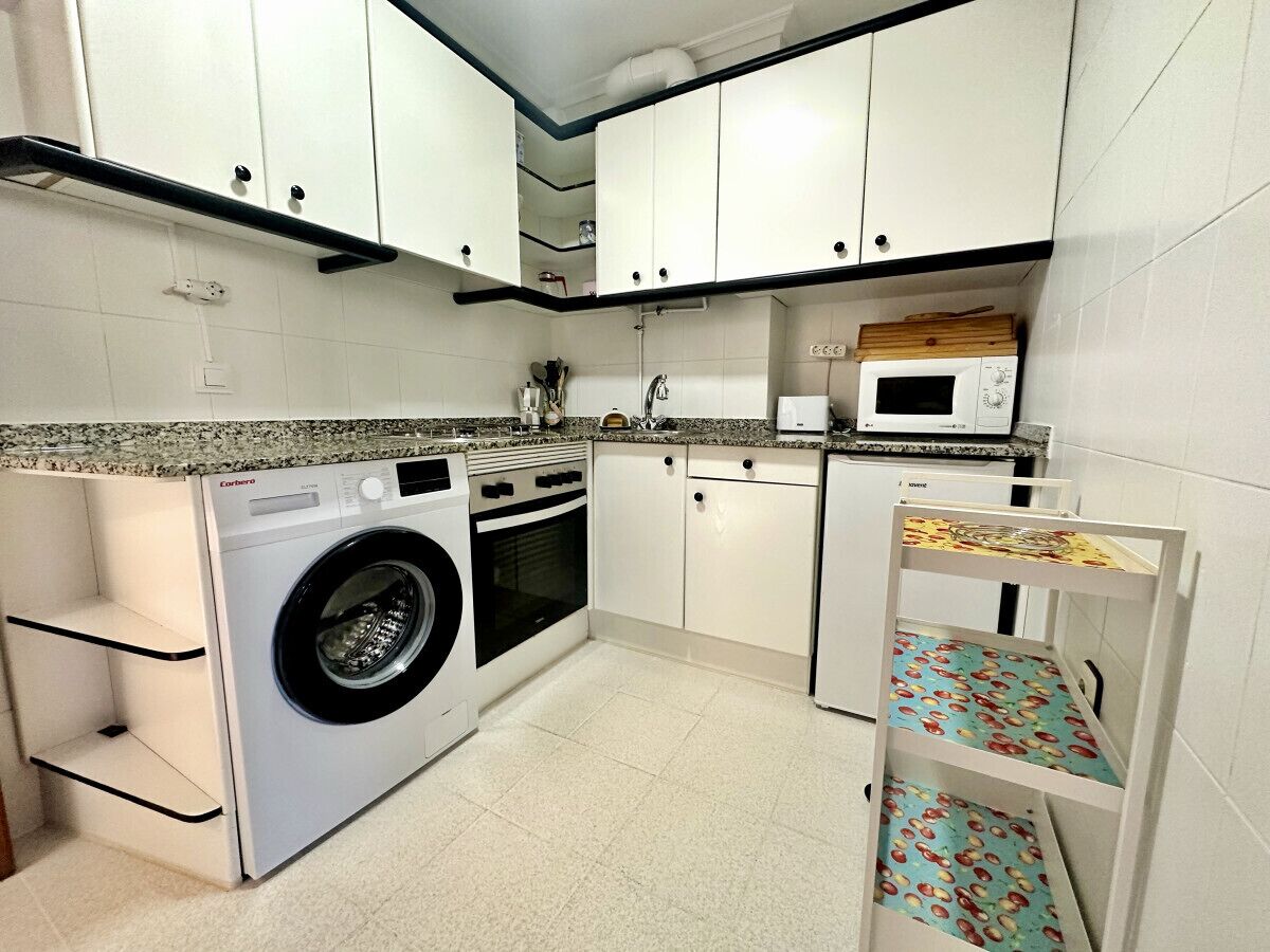 ميكروويف، ماكينة لصنع القهوة/الشاي، محمصة خبز، مستلزمات طهي/أطباق/أوعية